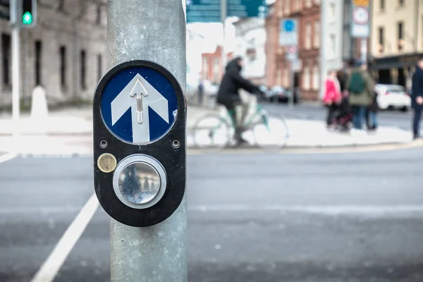 Botão para ativar a travessia de pedestres na estrada em Dublin — Fotografia de Stock