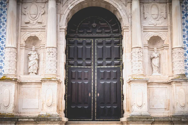 慈悲教堂的建筑细节在阿韦罗，葡萄牙 — 图库照片