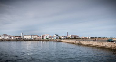 isla limanına giren bir feribotun köprü görünümü