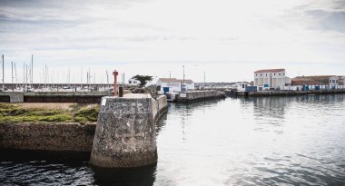 isla limanına giren bir feribotun köprü görünümü