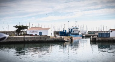 isla limanına giren bir feribotun köprü görünümü