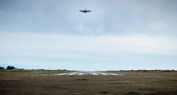 ユー島の飛行場から離陸する小型旅客機 — ストック写真