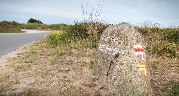Droga Petit Fradets namalowana na dużym kamieniu wskazującym na wędrówkę — Zdjęcie stockowe