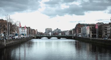  Dublin, İrlanda'da Liffey nehri kıyılarının görünümü