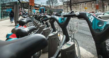  Paylaşılan bir halka açık bisiklet istasyonunun detayı Just Eat dublinbikes içinde 