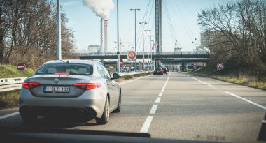  Fransa ve Switzerl arasındaki sınırda gümrük geçiş araba