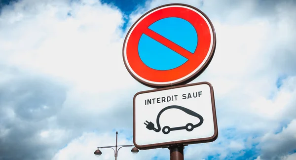 Señalización de prohibición de estacionamiento excepto vehículo eléctrico — Foto de Stock