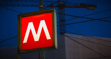 Milano'da gece metro metro istasyonuna giriş