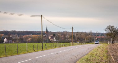 Vosges moutains küçük bir ülke yolda sürüş Araba