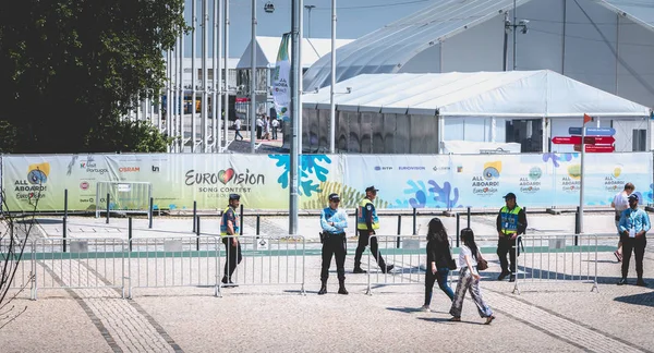 Команда безопасности следит за входами на "Евровидение-2018" в Лисе — стоковое фото