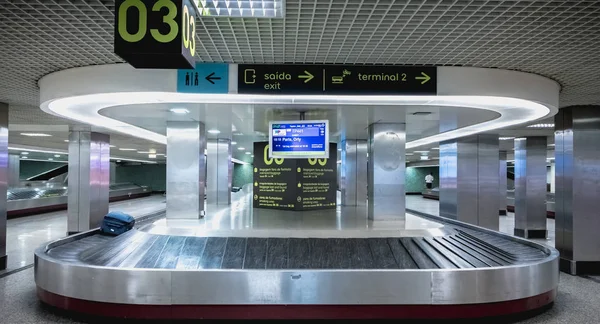 Vista de la cinta de correr de equipaje en Lisboa Aeropuerto Internacional — Foto de Stock