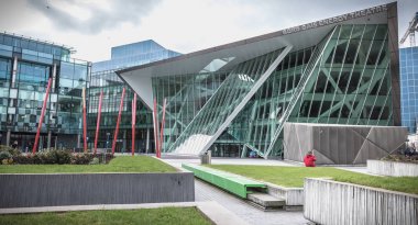 Rıhtımdaki Gais Enerji Tiyatrosu'nun önünde yürüyen insanlar 