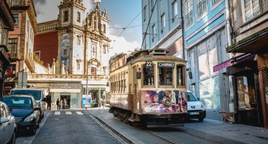 Geleneksel elektrikli tramvay Porto sokaklarında akan, 
