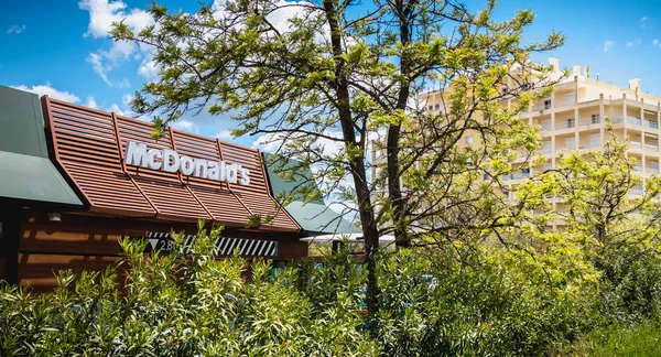 Vue d'un restaurant de la chaîne américaine de restauration rapide McDonald's — Photo