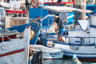 Setubal limanına bir malzeme tekne yükleme Adam, Portekiz