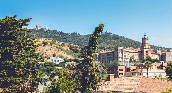 Vista da escola Pia de Sarria nas alturas de Barcelona, Espanha — Fotografia de Stock