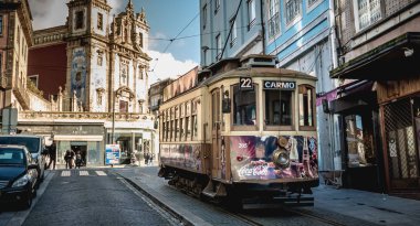 Geleneksel elektrikli tramvay Porto sokaklarında akan, 