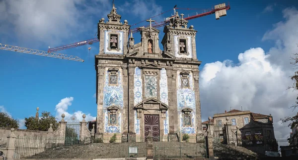 Архитектурные детали Католической церкви Святого Ильдефонсо в Порту — стоковое фото