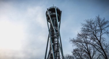 Fre 'deki Schlossberg tepesi üzerindeki Schlossbergturm kulesinin manzarası