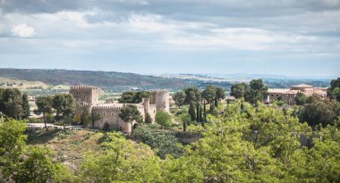 Toledo, İspanya'daki San Servando ortaçağ kalesinin görünümü