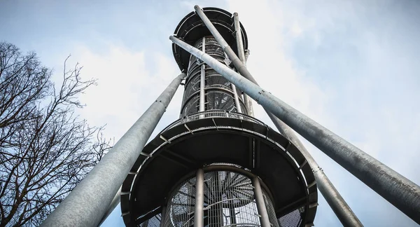 Utsikt över Schlossbergturm-tornet på Schlossbergs kulle i fre — Stockfoto