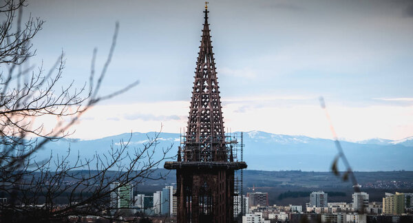 вид на башню с часами Фрайбургского Мюнстерского собора
