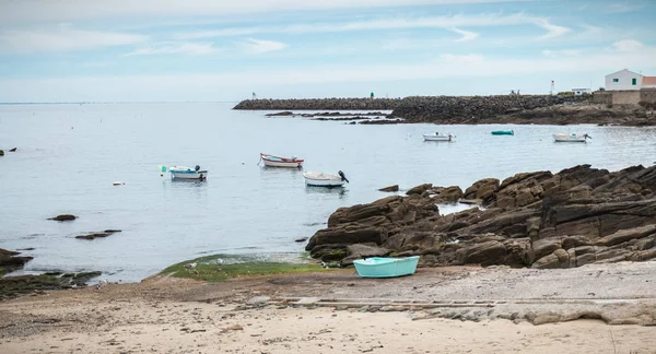 Pequeño barco de recreo estacionado entre las rocas en la isla de Yeu — Foto de Stock