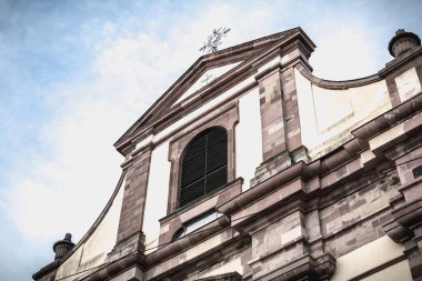 Freiburg im Breisgau Üniversitesi Kilisesi önünde