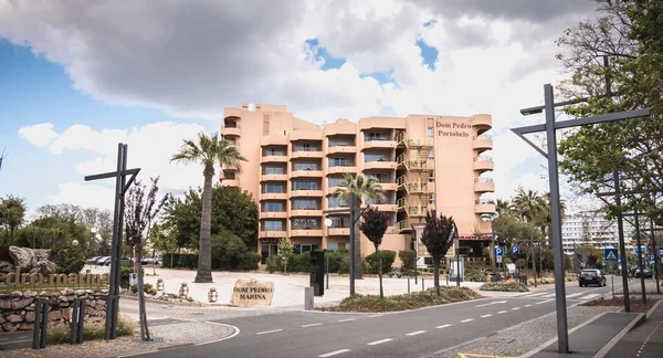 Fachada de un edificio turístico de lujo en vilamoura, portugal — Foto de Stock