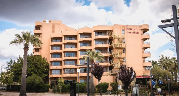 Fachada de un edificio turístico de lujo en vilamoura, portugal — Foto de Stock