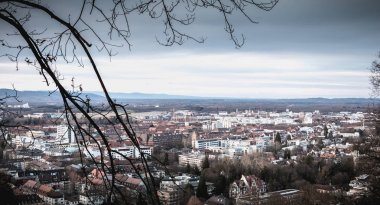 Freiburg im Breisgau şehir merkezinin havadan görünümü, Almanya 