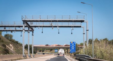 Faro karayolu üzerinde bir gişe altından geçen kamyon - Portekiz