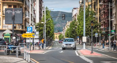 Irun şehrinin ana caddelerinden birinde araba sürme, İspanya