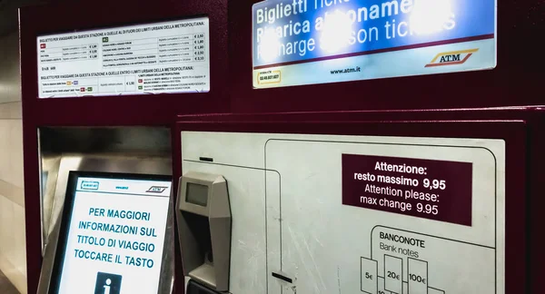Fechar uma máquina de bilhetes de metro de Milão numa estação — Fotografia de Stock