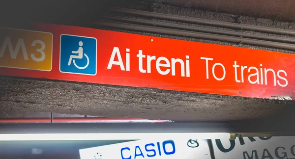Línea M3 a los trenes en italiano e inglés en el signo de un bajo — Foto de Stock