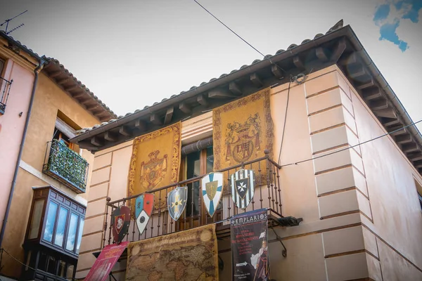 Typische architectonische details van huizen en gebouwen in Toledo, — Stockfoto