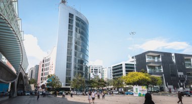 Parque das Nacoes'te modern bir binanın mimari detayı 