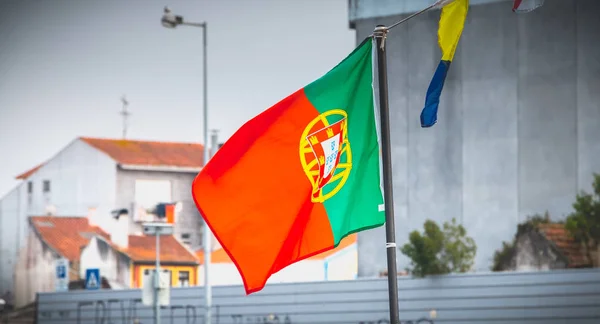 Bandeira portuguesa num transporte de barco turístico em aveiro, portugal — Fotografia de Stock