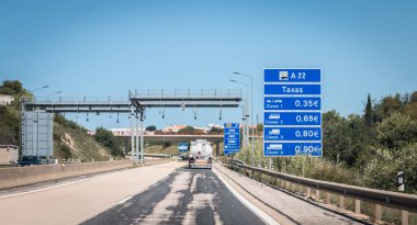 Faro karayolu üzerinde bir gişe altından geçen kamyon - Portekiz