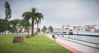 Aveiro kanal rıhtımında sokak atmosferi, Portekiz
