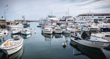 Port Join manevra balıkçı tekneleri küçük liman görünümü