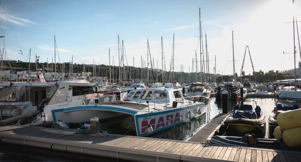 View of the luxurious marina of Albufeira where are parked touri — Stock Photo, Image