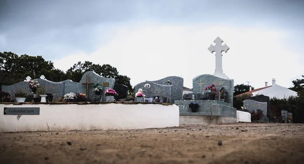 Вид на цвинтар і стародавні гробниці на острові Єу — стокове фото
