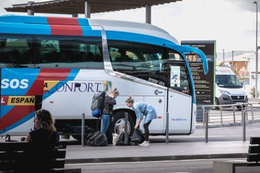 Faro Inter otoparkında bir Şehir-Otobüs otobüsüne binen yolcular