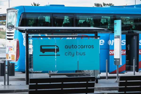 Faro Inter otoparkında bir Şehir-Otobüs otobüsüne binen yolcular