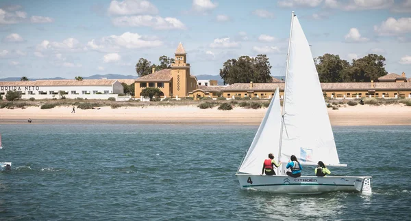 Gente vestida de marinero tomando una clase de barco en la Ría Formosa —  Fotos de Stock