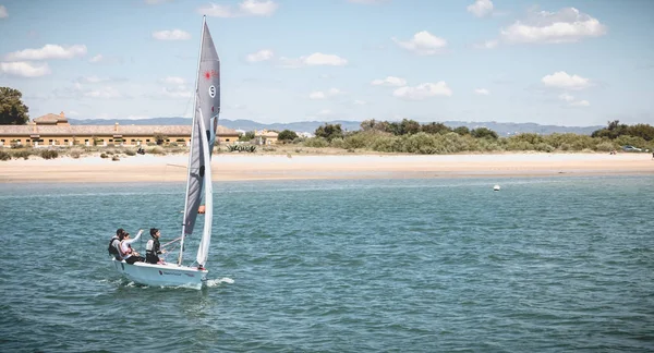 Mensen die gekleed zijn als zeeman en een boot les nemen op de Ria Formosa — Stockfoto