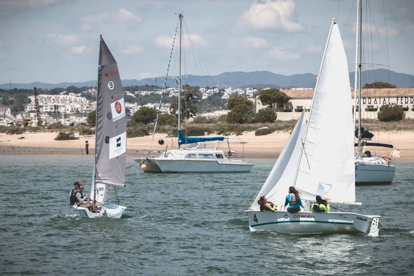 Mensen die gekleed zijn als zeeman en een boot les nemen op de Ria Formosa — Stockfoto