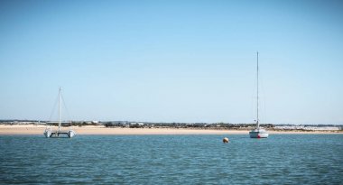 Ria Formosa Natural PA 'nın lagünleri içinde demirli Yelkenli tekne
