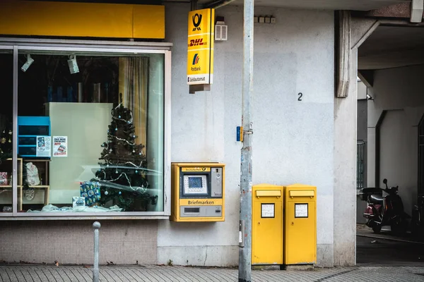 Vue d'un bureau de poste dans une rue commerçante de Fribourg-en-Brisgau — Photo